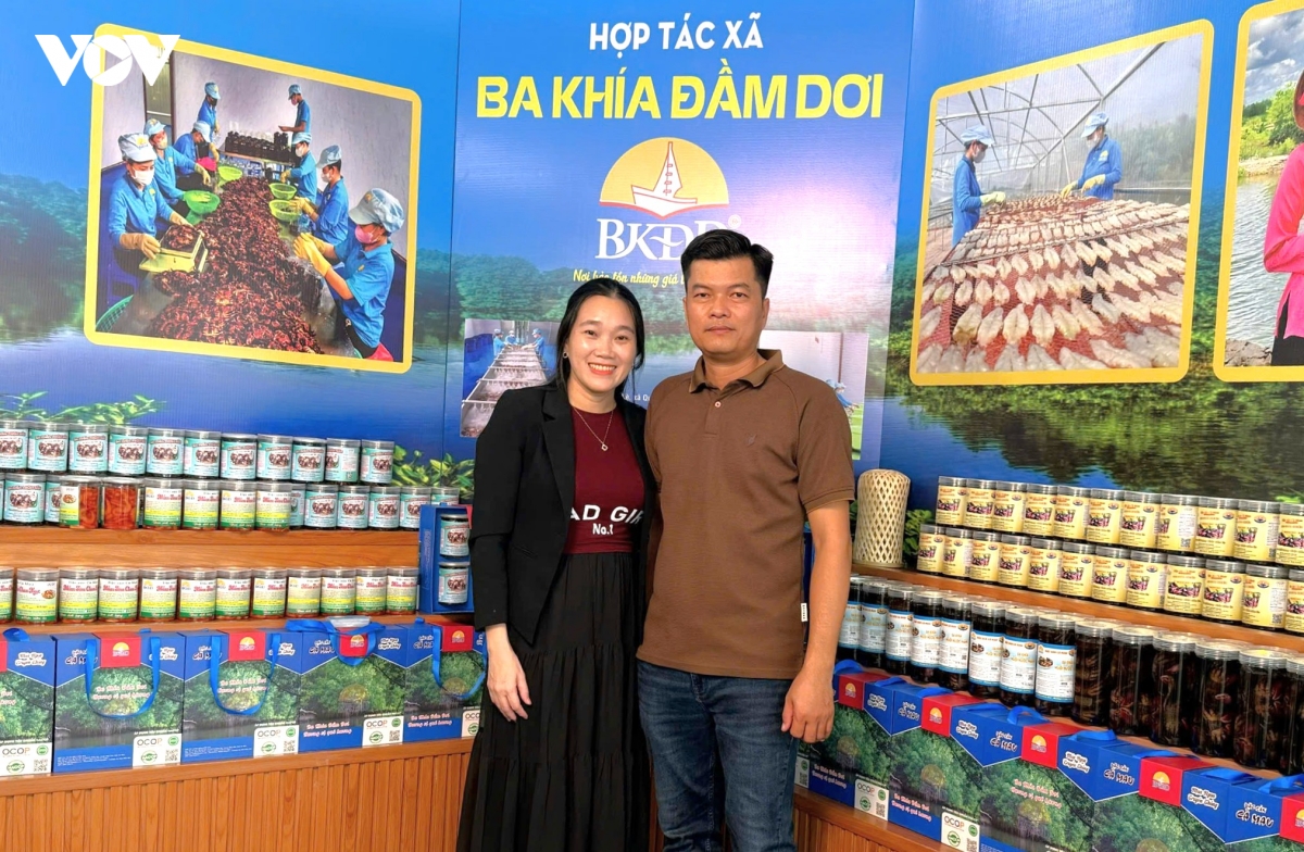 hanh trinh dua ba khia Dam doi vuon xa cua cap vo chong tre o ca mau hinh anh 3