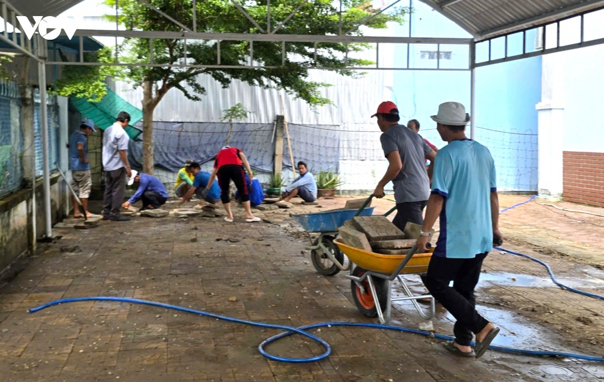 Khi giáo viên làm thợ xây - Ngày Hè mái trường vẫn ấm áp