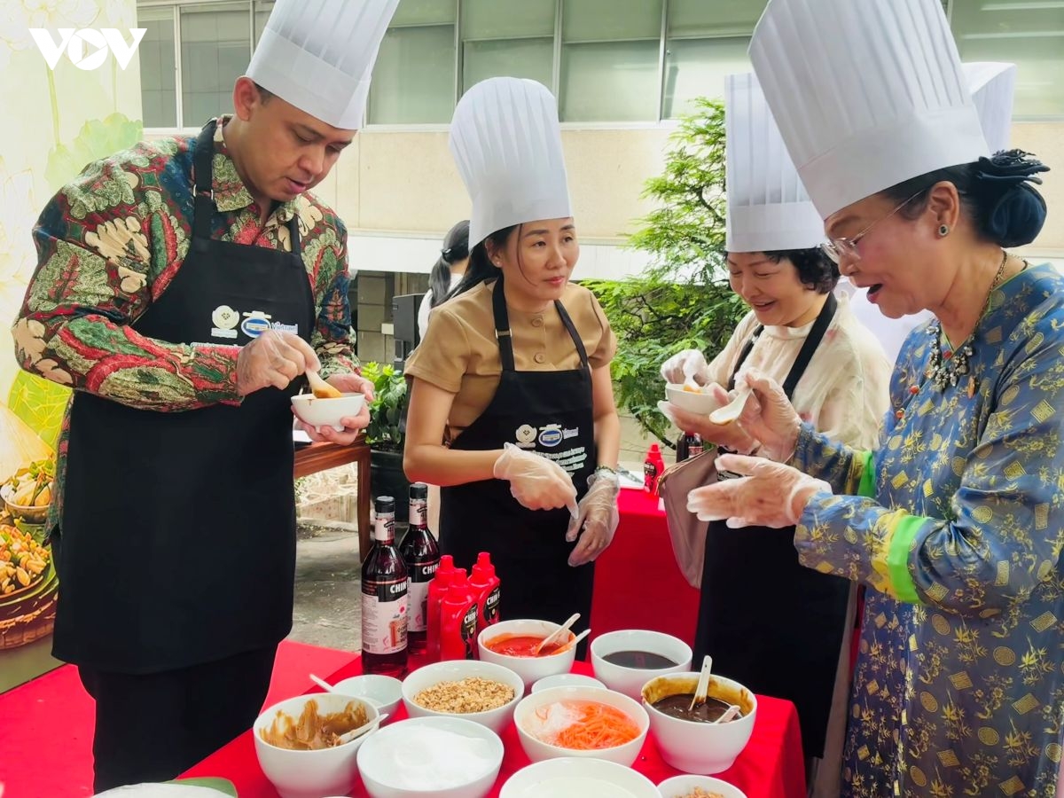lanh su doan trai nghiem am thuc viet tai tp.hcm hinh anh 2