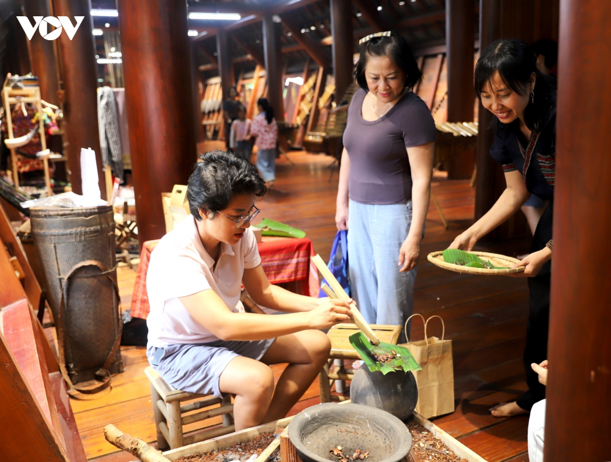 tai hien ky uc doc lap qua trai nghiem van hoa - lich su tai bao tang Dak lak hinh anh 4