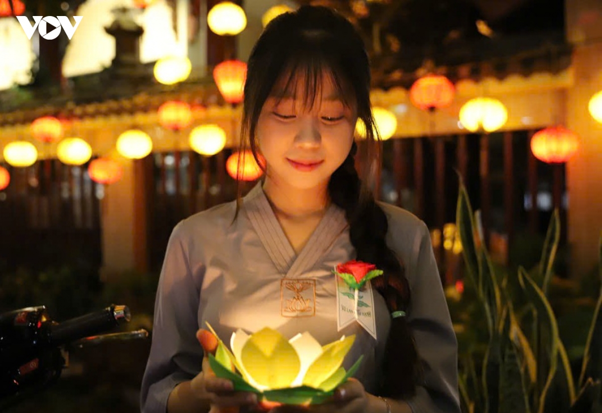 nguoi dan tp.hcm den chua cau an, tha den hoa dang dem vu lan hinh anh 11