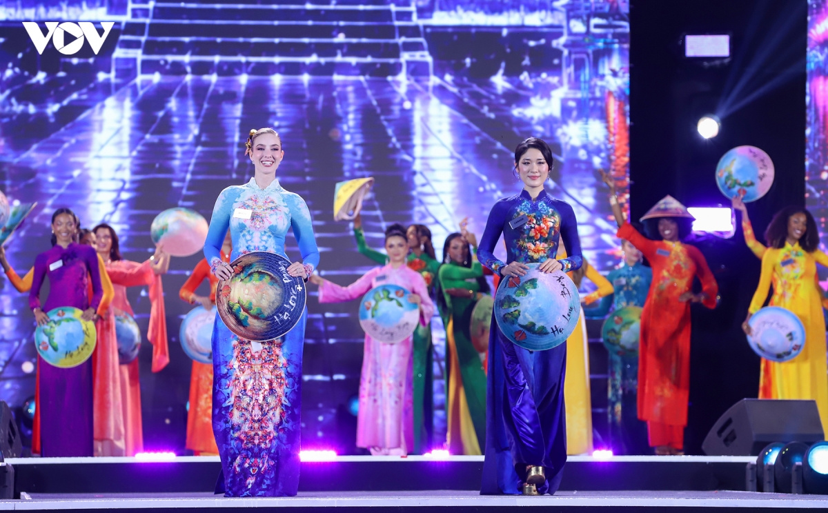 111 nguoi dep cac nuoc trinh dien ao dai tai dem khai mac miss world 2026 hinh anh 3