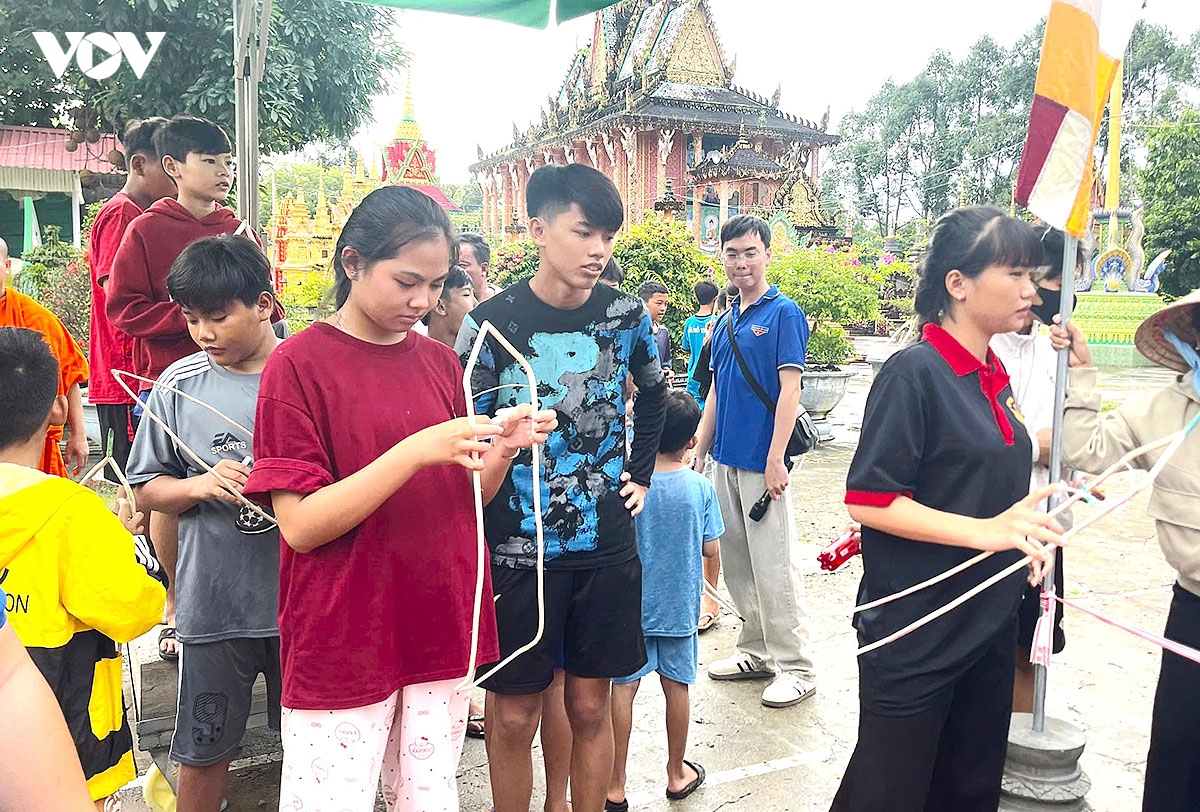 ghe ngo mini dien dien san choi he cua thieu nhi khmer ca mau hinh anh 4