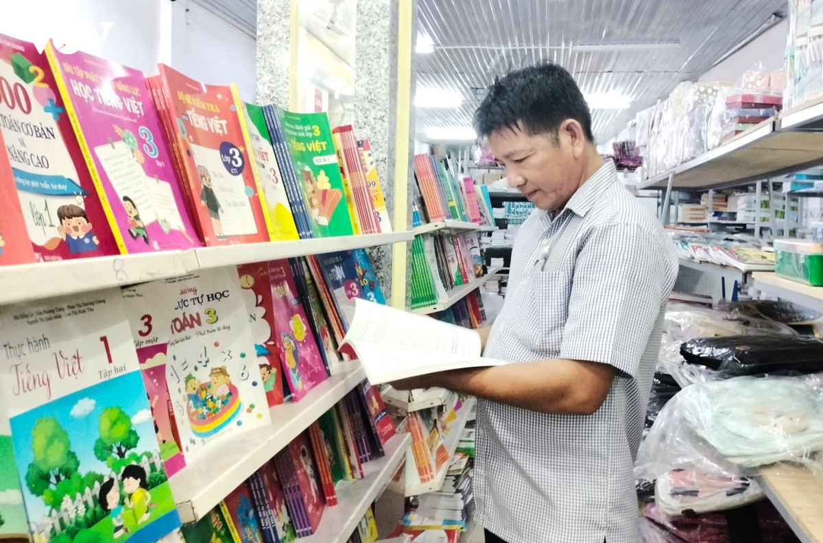 ca mau kho khan tim mua sach giao khoa truoc them nam hoc moi hinh anh 1