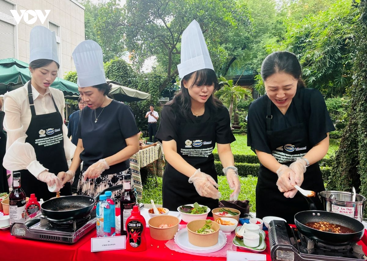 lanh su doan trai nghiem am thuc viet tai tp.hcm hinh anh 3