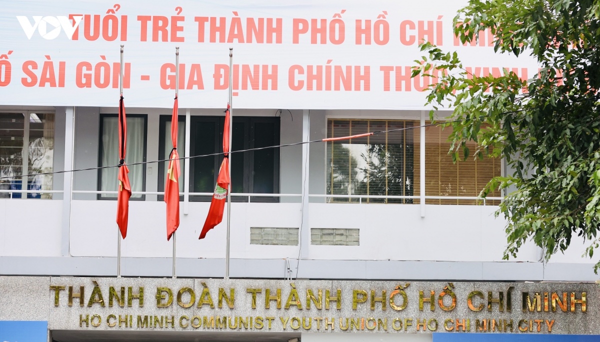 tp.hcm treo co ru quoc tang tuong niem chu tich quoc hoi lao hinh anh 2