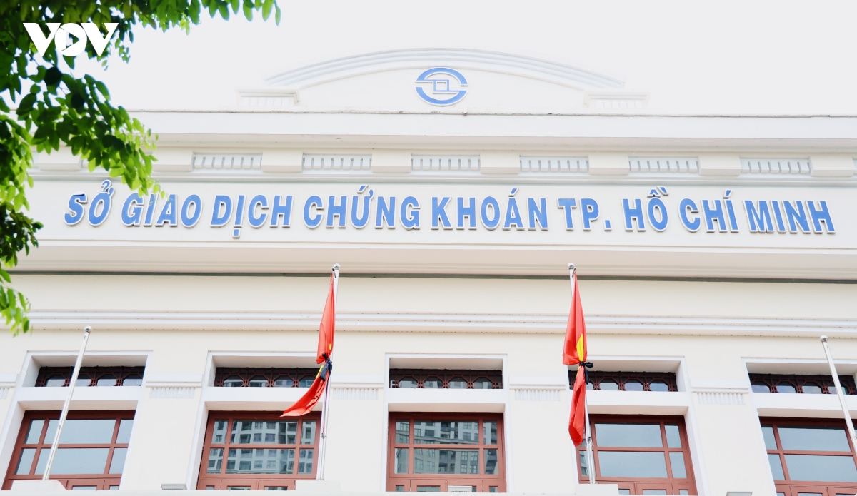 tp.hcm treo co ru quoc tang tuong niem chu tich quoc hoi lao hinh anh 8