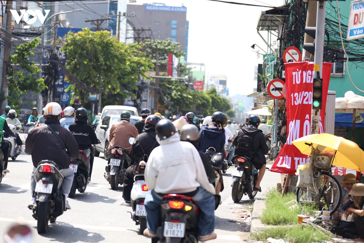 nhieu tai xe o tp.hcm phai quay dau khi duong cach mang thang tam cam o to hinh anh 3