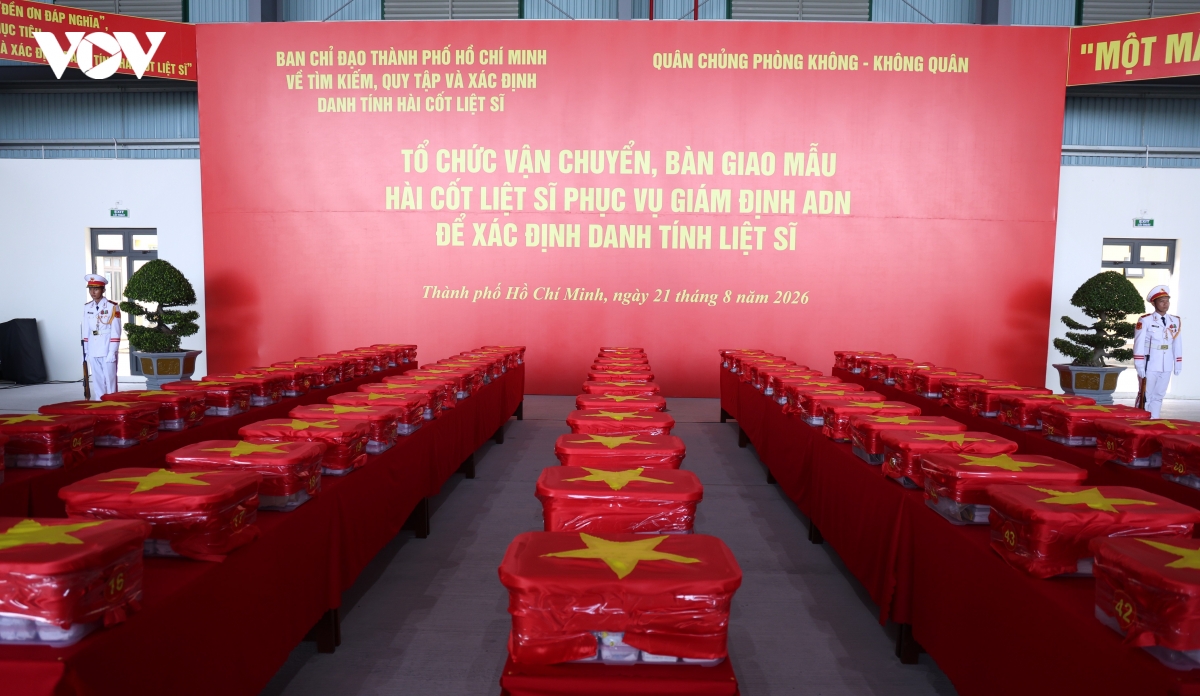 may bay quan su dua hon 7.000 mau hai cot liet si tu tp.hcm ra ha noi giam dinh hinh anh 2