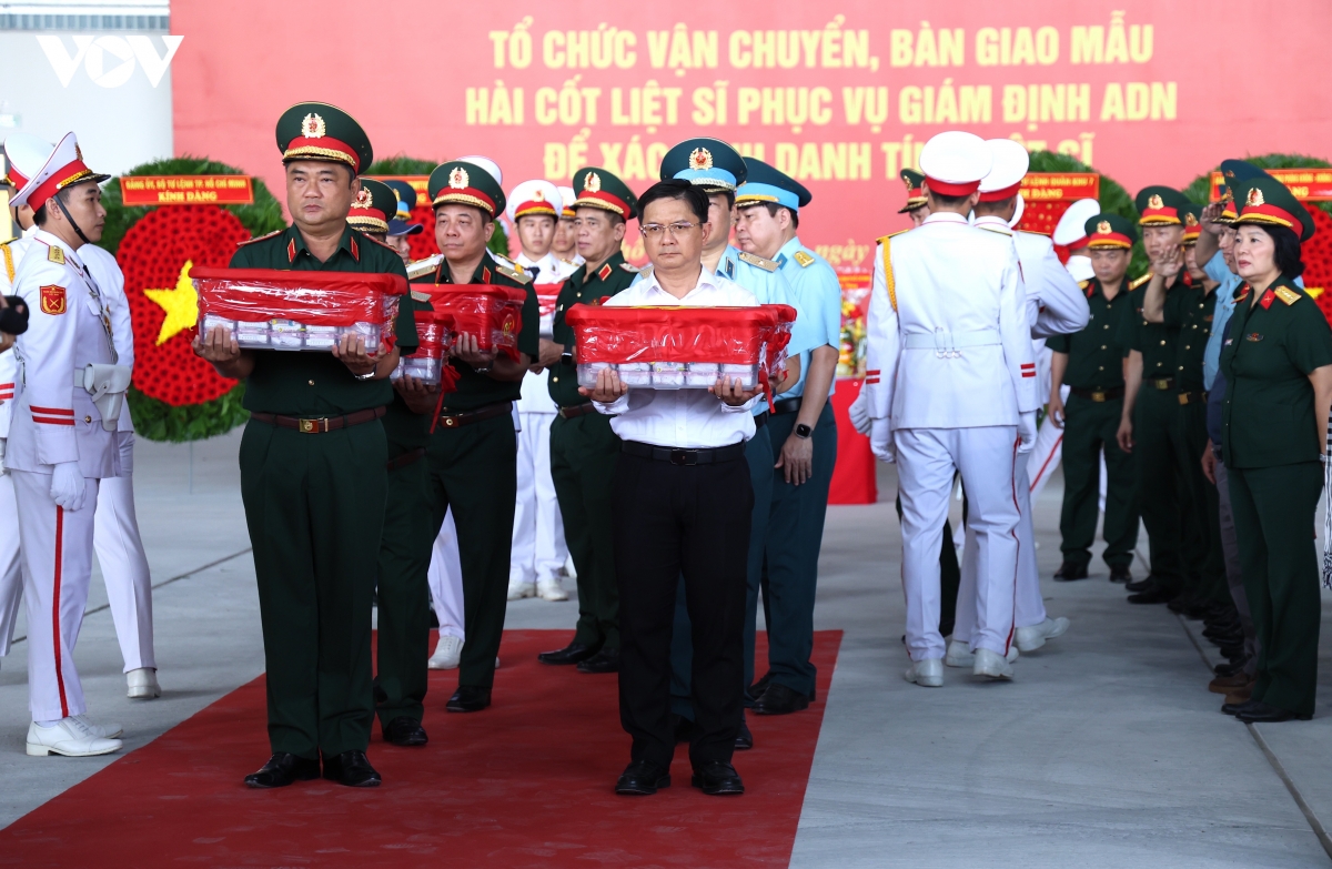 may bay quan su dua hon 7.000 mau hai cot liet si tu tp.hcm ra ha noi giam dinh hinh anh 1