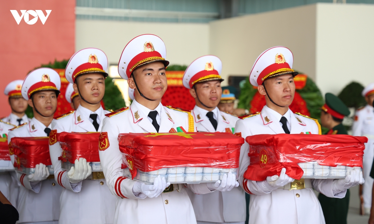 may bay quan su dua hon 7.000 mau hai cot liet si tu tp.hcm ra ha noi giam dinh hinh anh 7