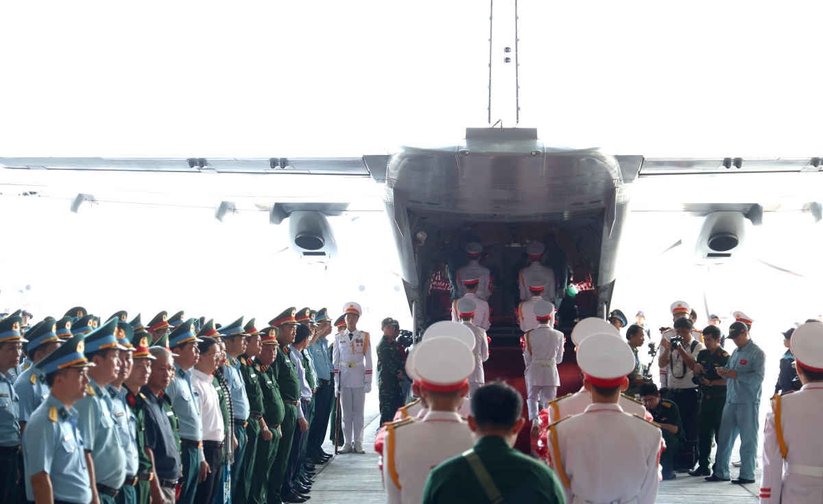 may bay quan su dua hon 7.000 mau hai cot liet si tu tp.hcm ra ha noi giam dinh hinh anh 8