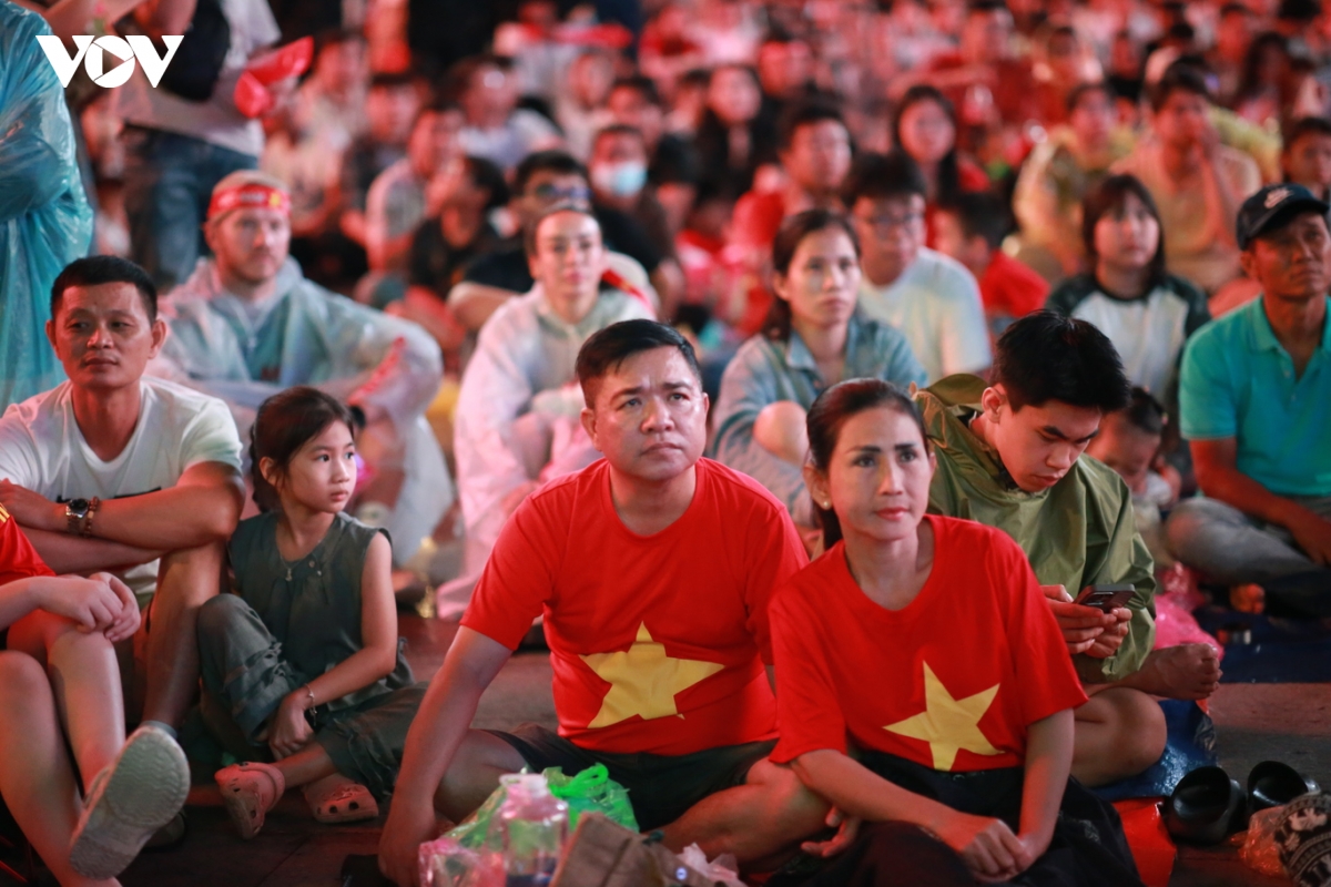 co dong vien tp.hcm tu lo lang den vo hoa khi viet nam nhoc nhan danh bai malaysia hinh anh 6