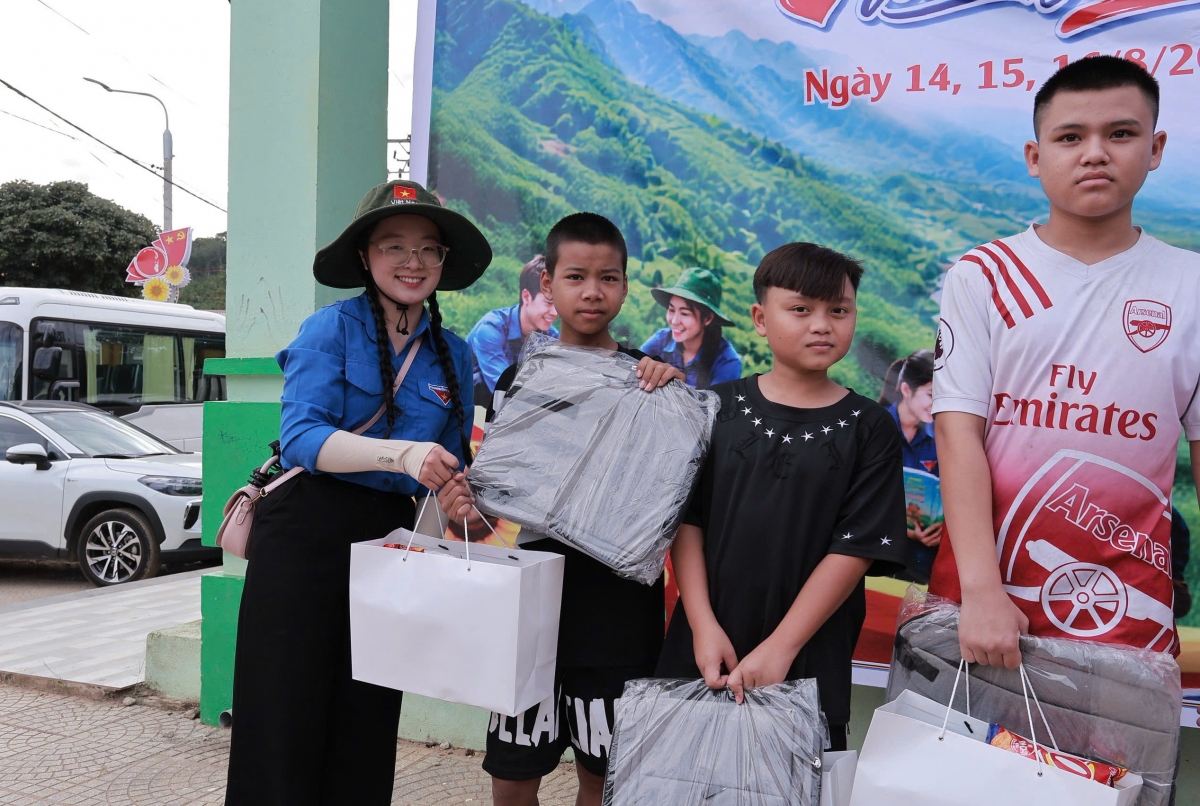 tuoi tre Da nang huong ung chien dich 30 ngay dem ho tro cac xa bien gioi hinh anh 6