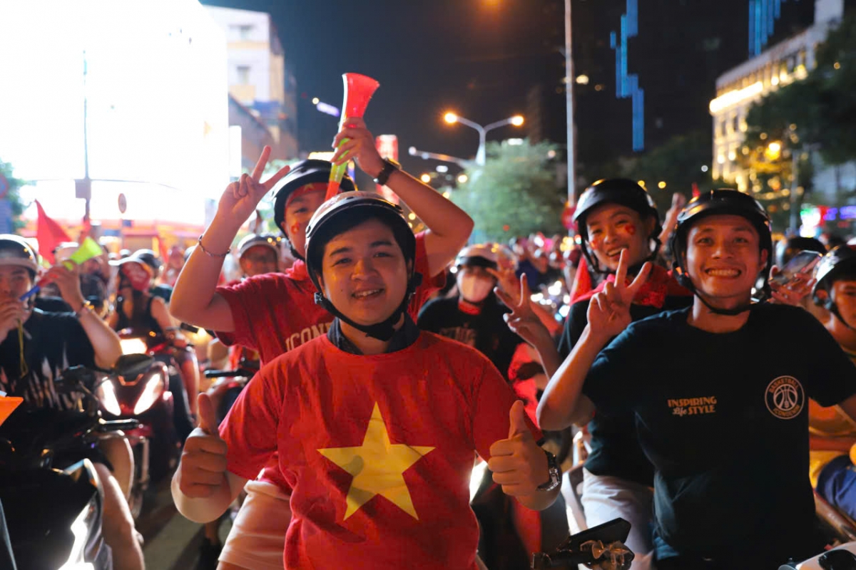 co dong vien tp.hcm xuong duong mung doi tuyen viet nam vo dich hinh anh 4