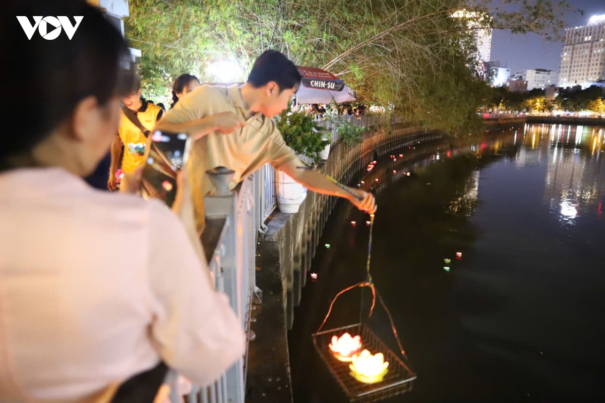 nguoi dan tp.hcm den chua cau an, tha den hoa dang dem vu lan hinh anh 3