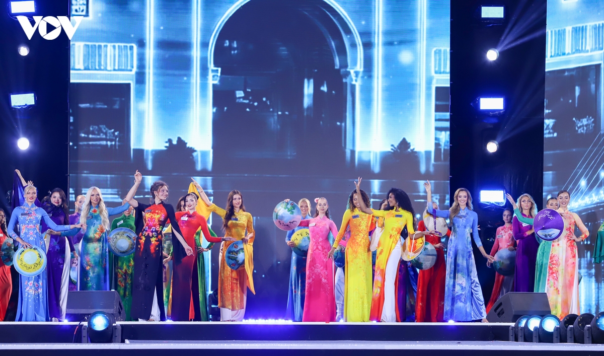 111 nguoi dep cac nuoc trinh dien ao dai tai dem khai mac miss world 2026 hinh anh 5