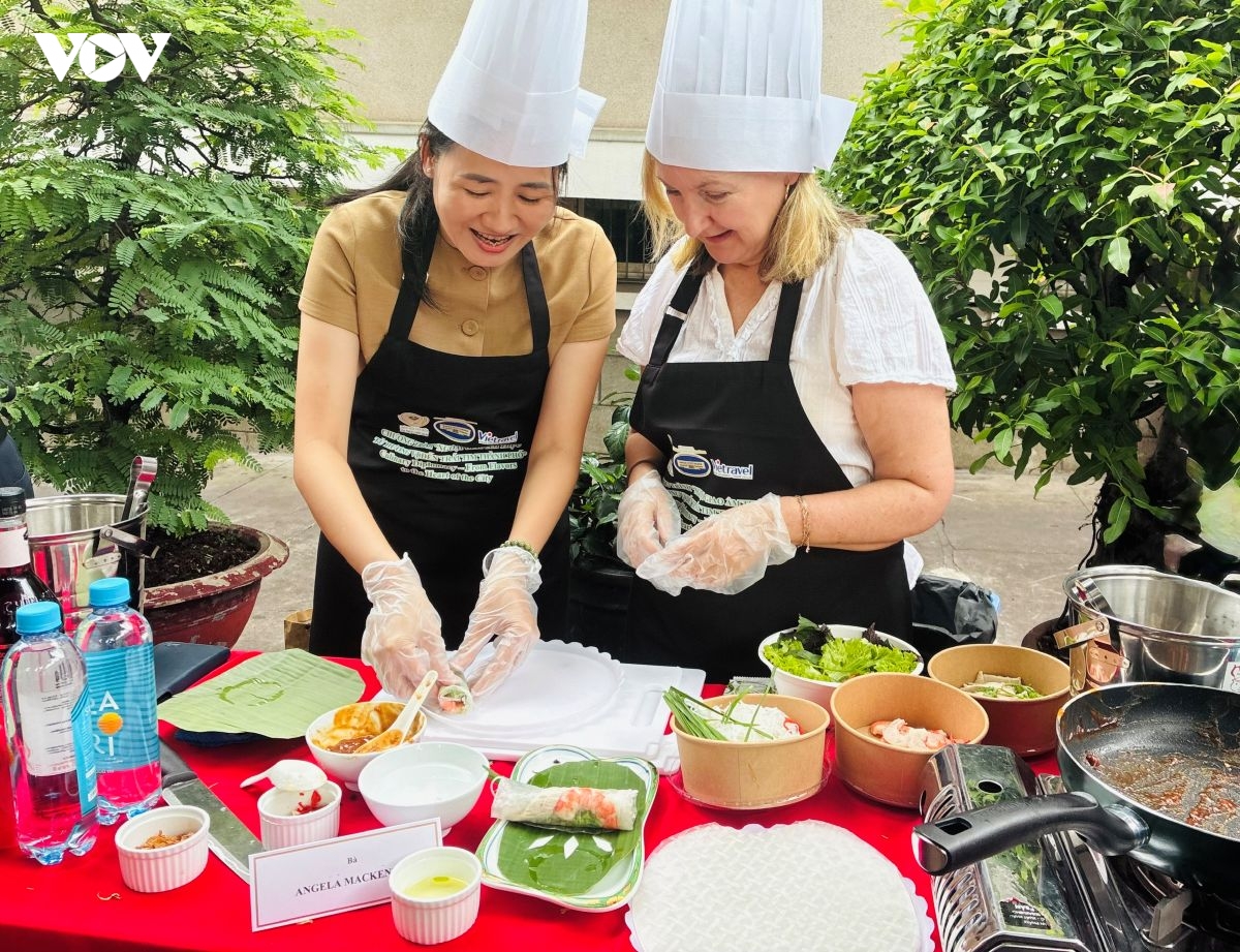 lanh su doan trai nghiem am thuc viet tai tp.hcm hinh anh 6
