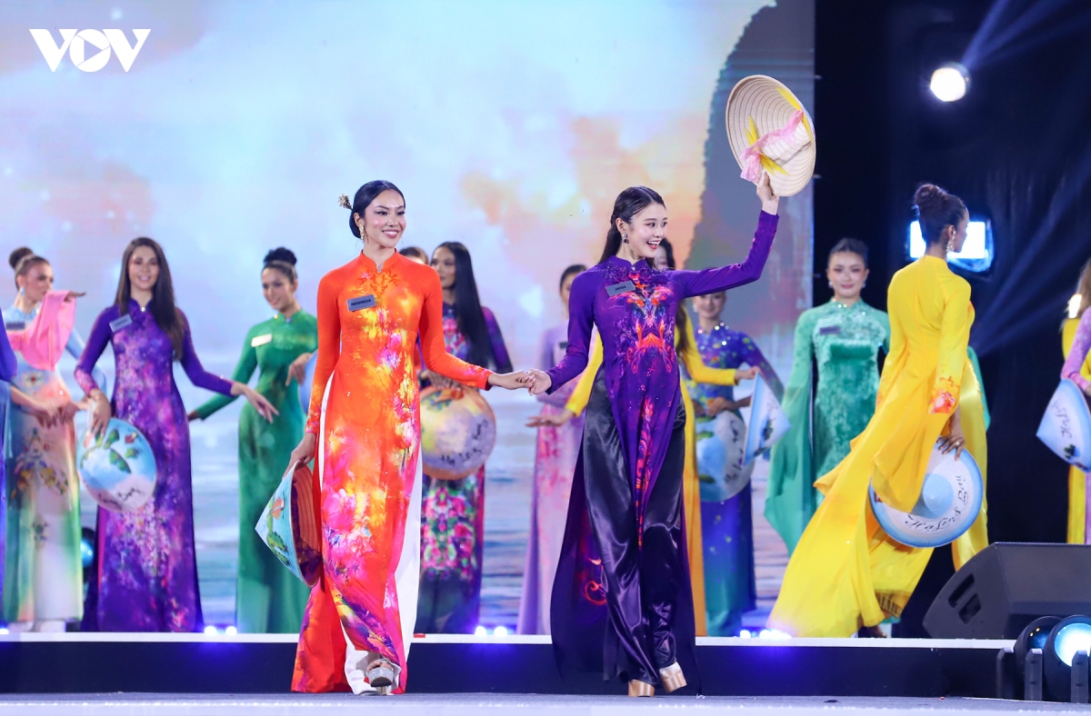 111 nguoi dep cac nuoc trinh dien ao dai tai dem khai mac miss world 2026 hinh anh 7