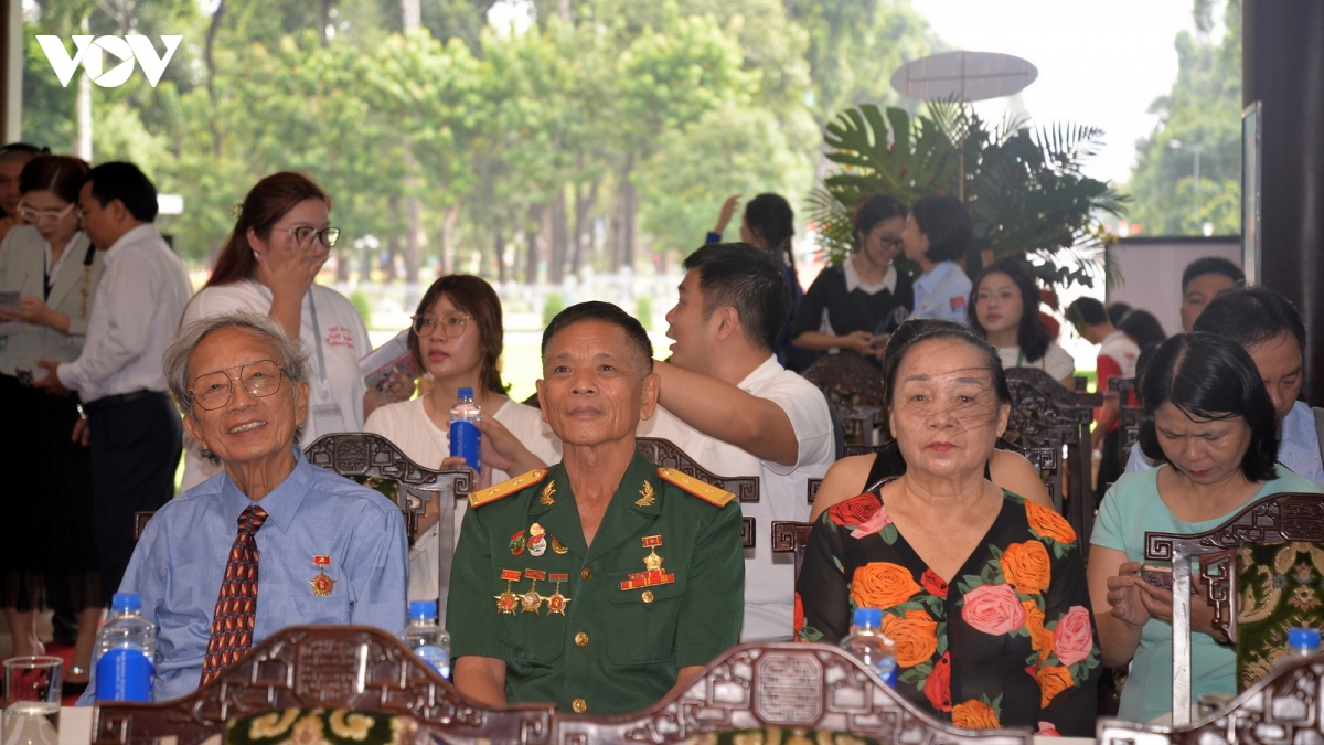 dong nguoi xep hang trai nghiem tro ve thoi khac thieng lieng tai dinh Doc lap hinh anh 7