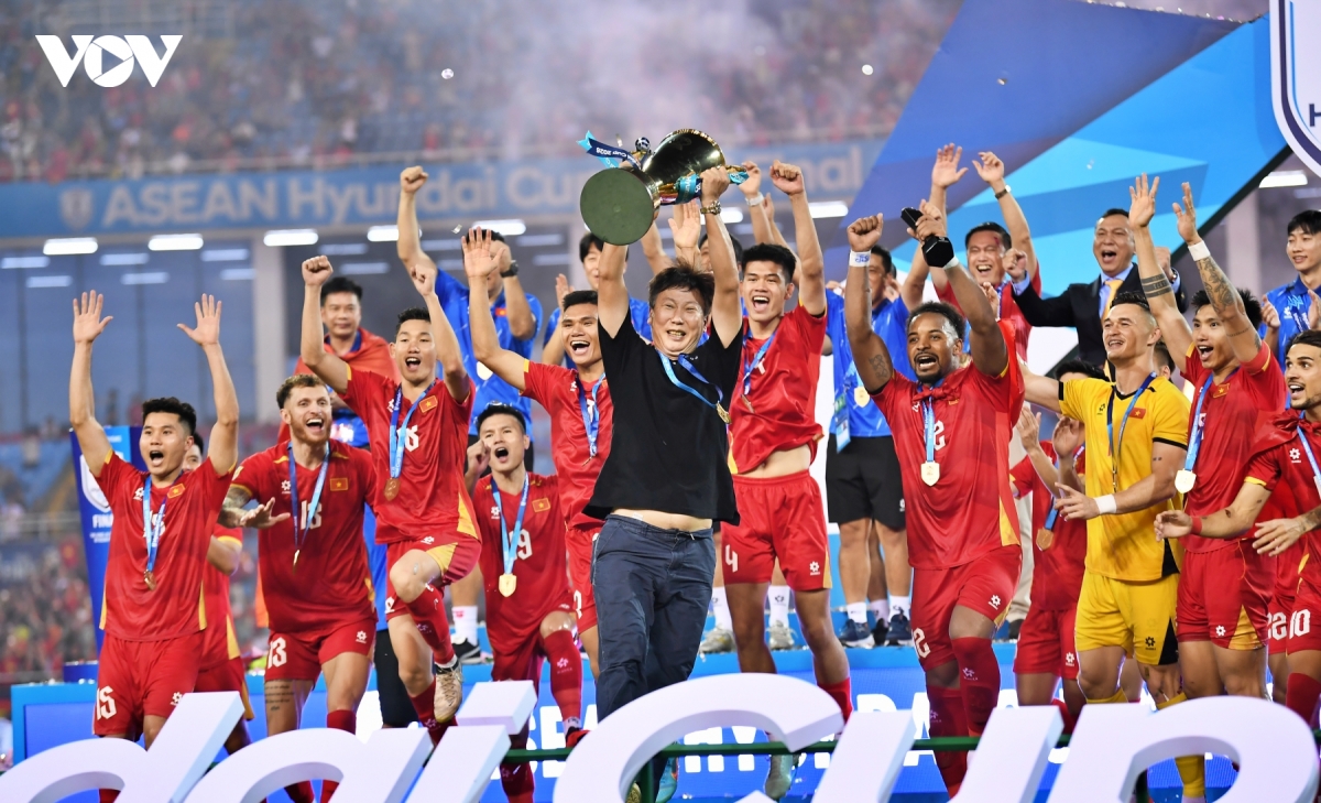 chu tich fifa gianni infantino cung Dt viet nam nang cup vo dich asean cup 2026 hinh anh 7