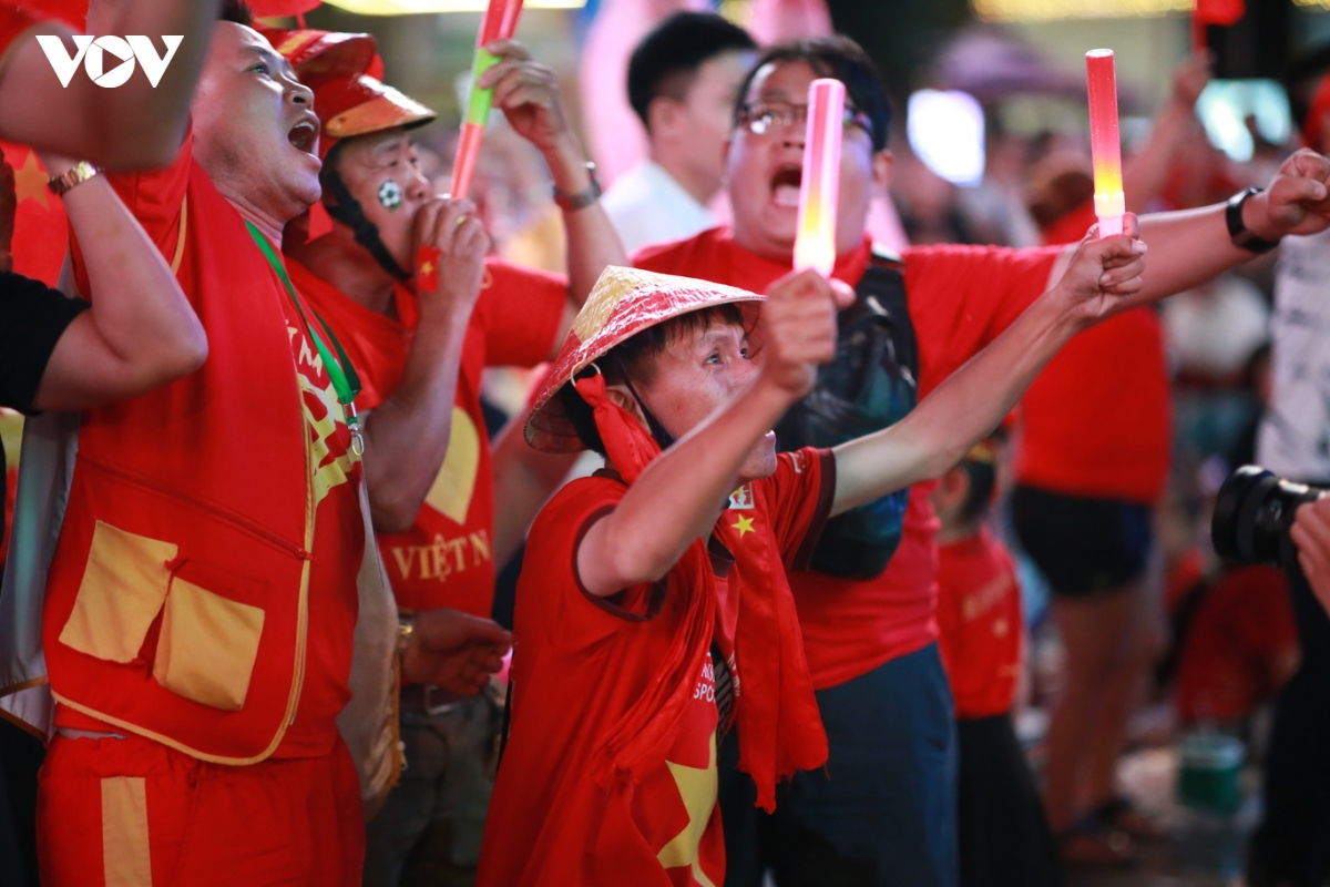 co dong vien tp.hcm tu lo lang den vo hoa khi viet nam nhoc nhan danh bai malaysia hinh anh 11