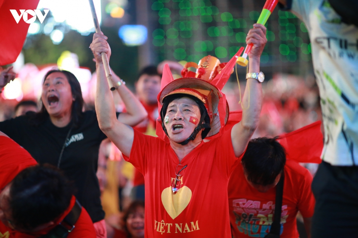 co dong vien tp.hcm tu lo lang den vo hoa khi viet nam nhoc nhan danh bai malaysia hinh anh 14