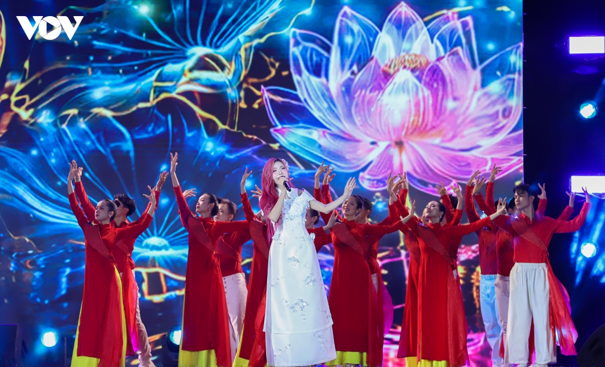 111 nguoi dep cac nuoc trinh dien ao dai tai dem khai mac miss world 2026 hinh anh 9