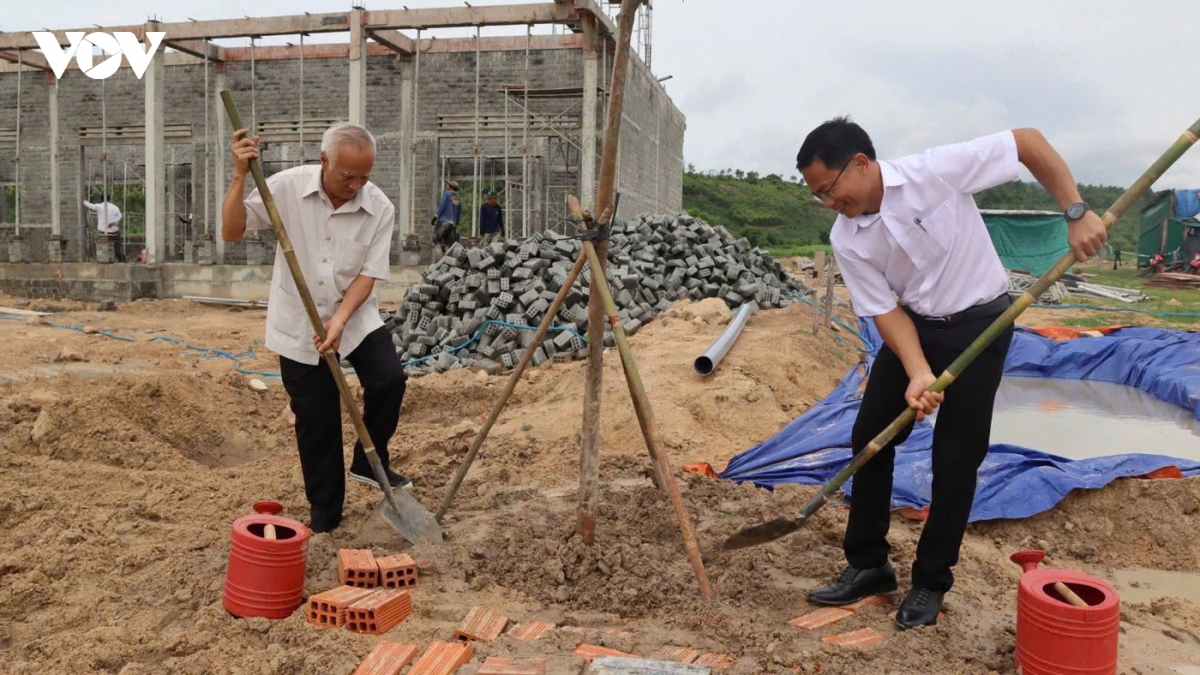than toc dung nha cho nguoi dan vung bi anh huong thien tai o gia lai hinh anh 2