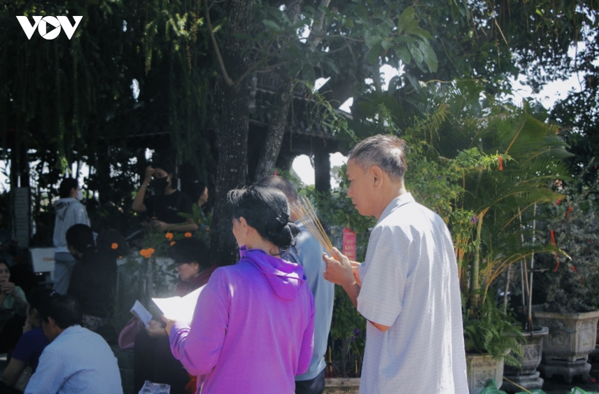 mua vu lan, nguoi dan tp.hcm gui loi nguyen cau binh an hinh anh 4