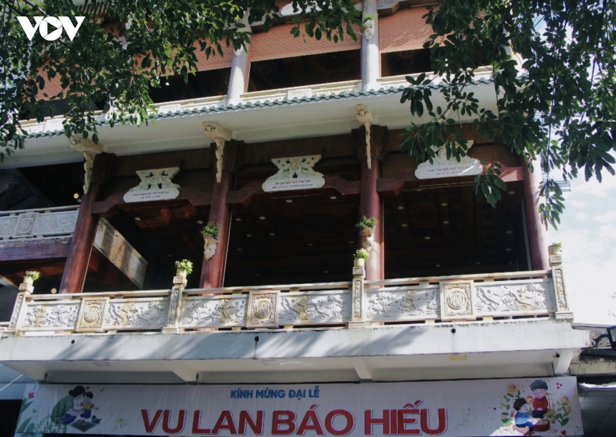 mua vu lan, nguoi dan tp.hcm gui loi nguyen cau binh an hinh anh 1