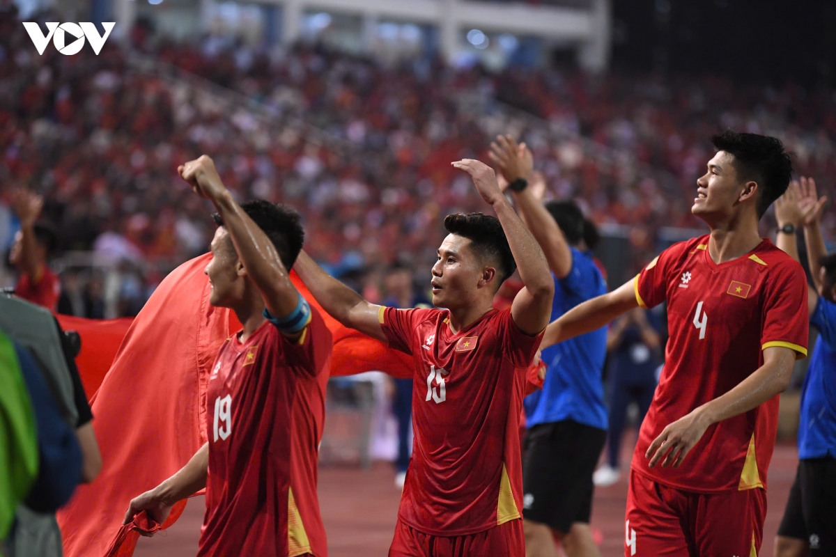 hlv kim sang sik ngan le , Dt viet nam an mung cuong nhiet chuc vo dich asean cup hinh anh 9