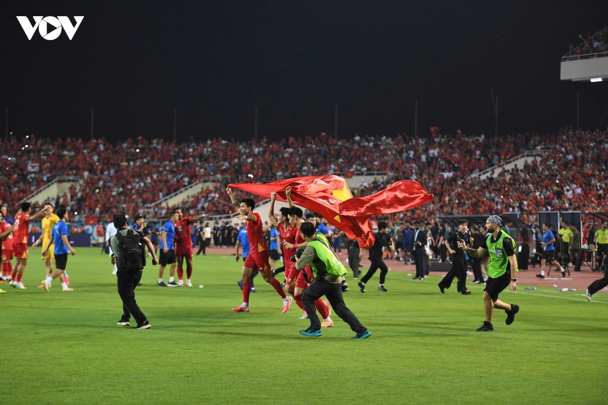 hlv kim sang sik ngan le , Dt viet nam an mung cuong nhiet chuc vo dich asean cup hinh anh 10