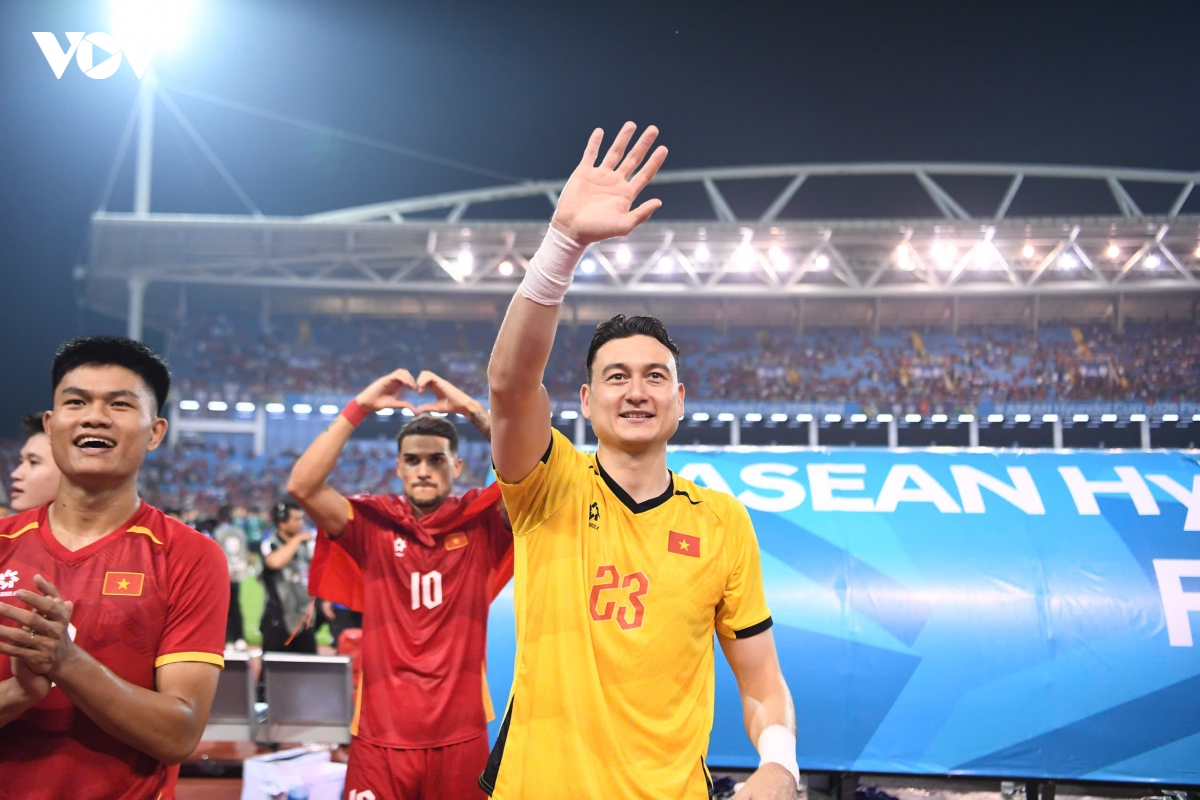 hlv kim sang sik ngan le , Dt viet nam an mung cuong nhiet chuc vo dich asean cup hinh anh 2