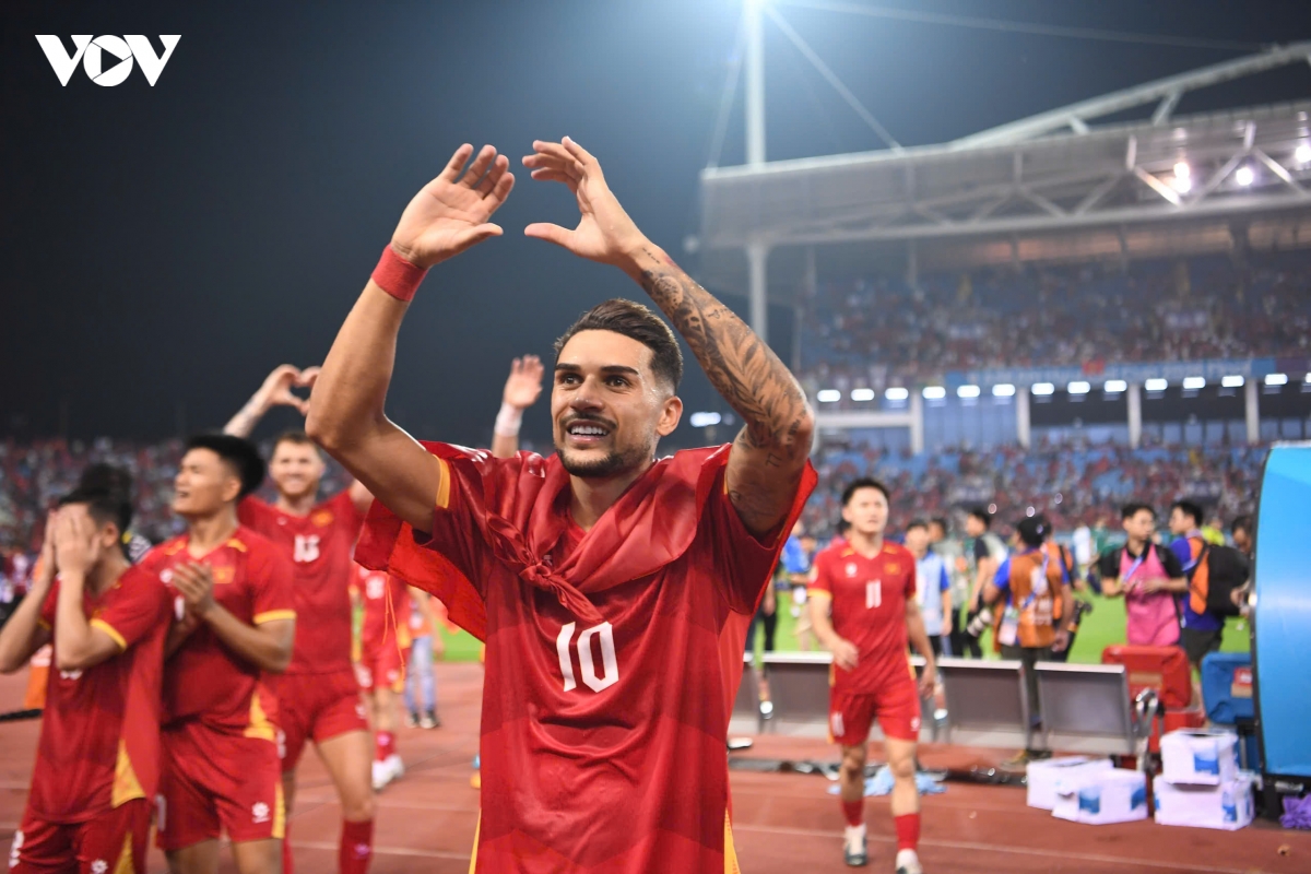 hlv kim sang sik ngan le , Dt viet nam an mung cuong nhiet chuc vo dich asean cup hinh anh 3