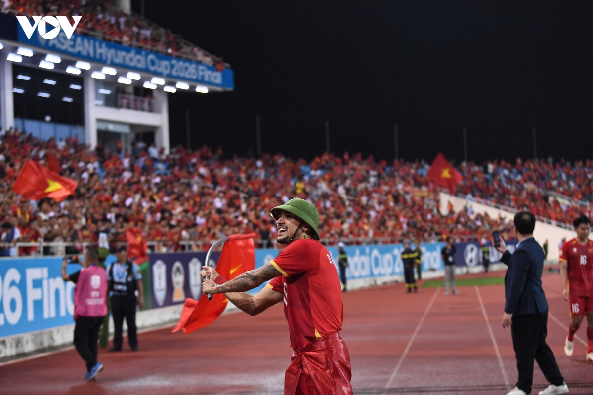 hlv kim sang sik ngan le , Dt viet nam an mung cuong nhiet chuc vo dich asean cup hinh anh 4
