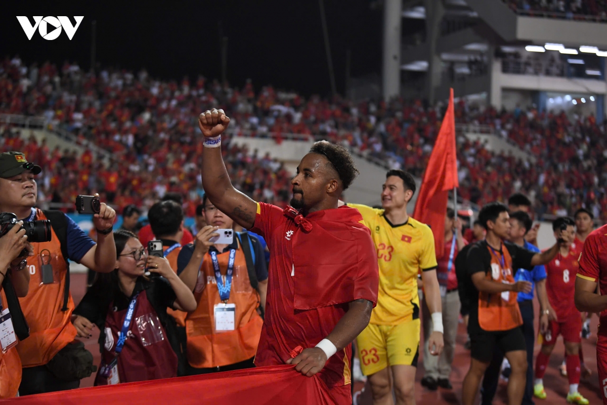 hlv kim sang sik ngan le , Dt viet nam an mung cuong nhiet chuc vo dich asean cup hinh anh 6