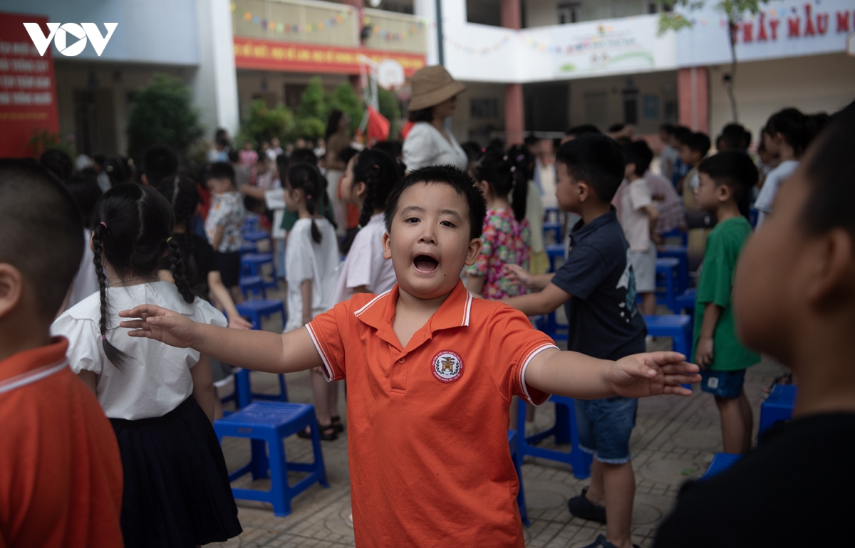 thay co tat bat, hoc sinh hao huc chuan bi don chao nam hoc moi hinh anh 15