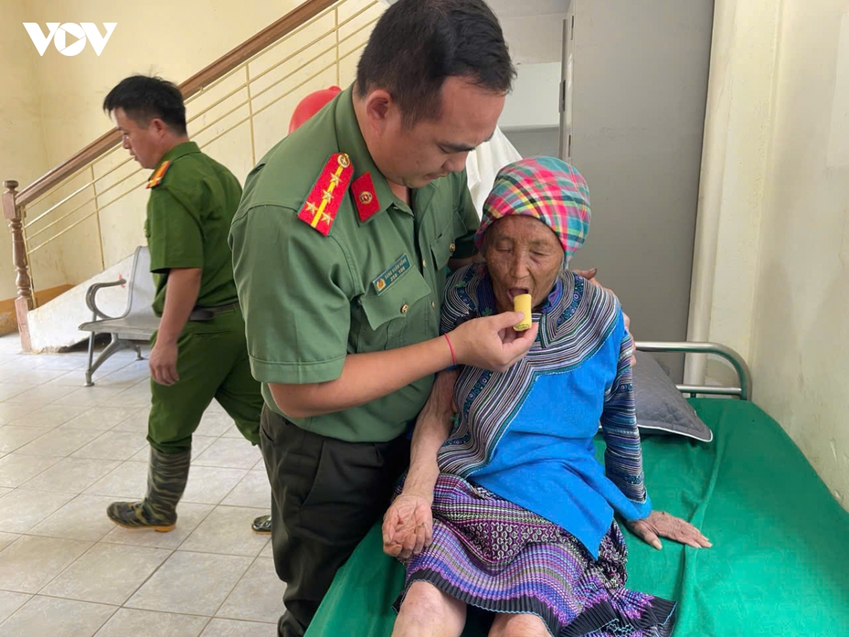 kip thoi tim thay cu ba 81 tuoi gap nan trong dem mua o pha long hinh anh 2