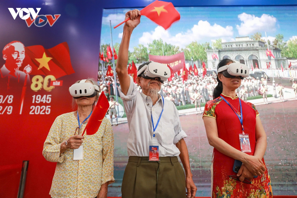 Den dinh Doc lap, xuyen khong chung kien bac ho doc tuyen ngon Doc lap hinh anh 2