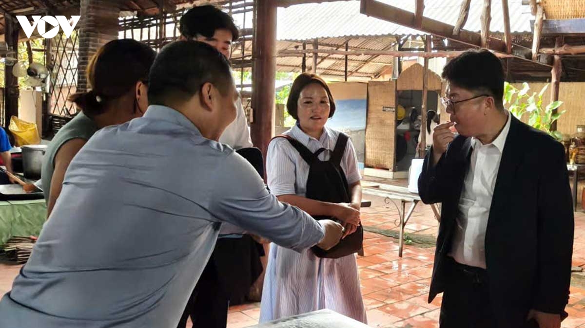pho huyen truong cua han quoc quang ba le hoi truyen thong o mien tay hinh anh 3