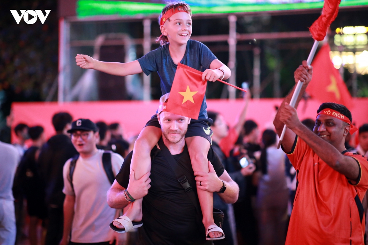 co dong vien tp.hcm tu lo lang den vo hoa khi viet nam nhoc nhan danh bai malaysia hinh anh 2