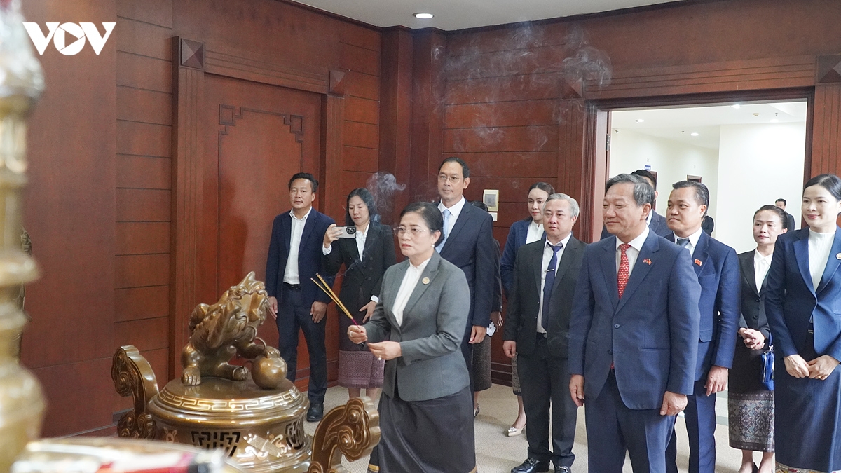 ba-pingkham-lasasimma-pho-chu-nhiem-uy-ban-kiem-tra-trung-uong-cung-doan-thap-huong-truoc-ban-tho-bac-ho-tai-dai-su-quan.-anh_-canh-thanh.jpg