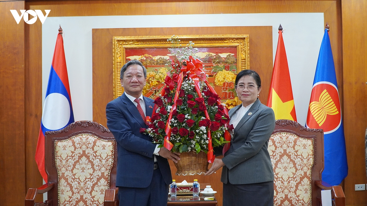 ba-pingkham-lasasimma-trao-lang-hoa-tuoi-tham-chuc-mung-81-nam-quoc-khanh-viet-nam-toi-dai-su-nguyen-minh-tam.-anh_-canh-thanh.jpg