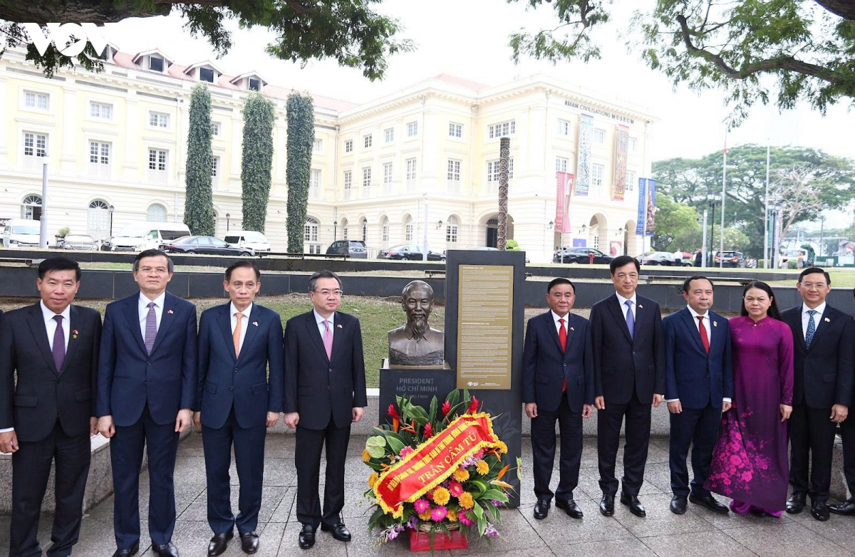 thuong truc ban bi thu tran cam tu dang hoa tai tuong dai chu tich ho chi minh hinh anh 4