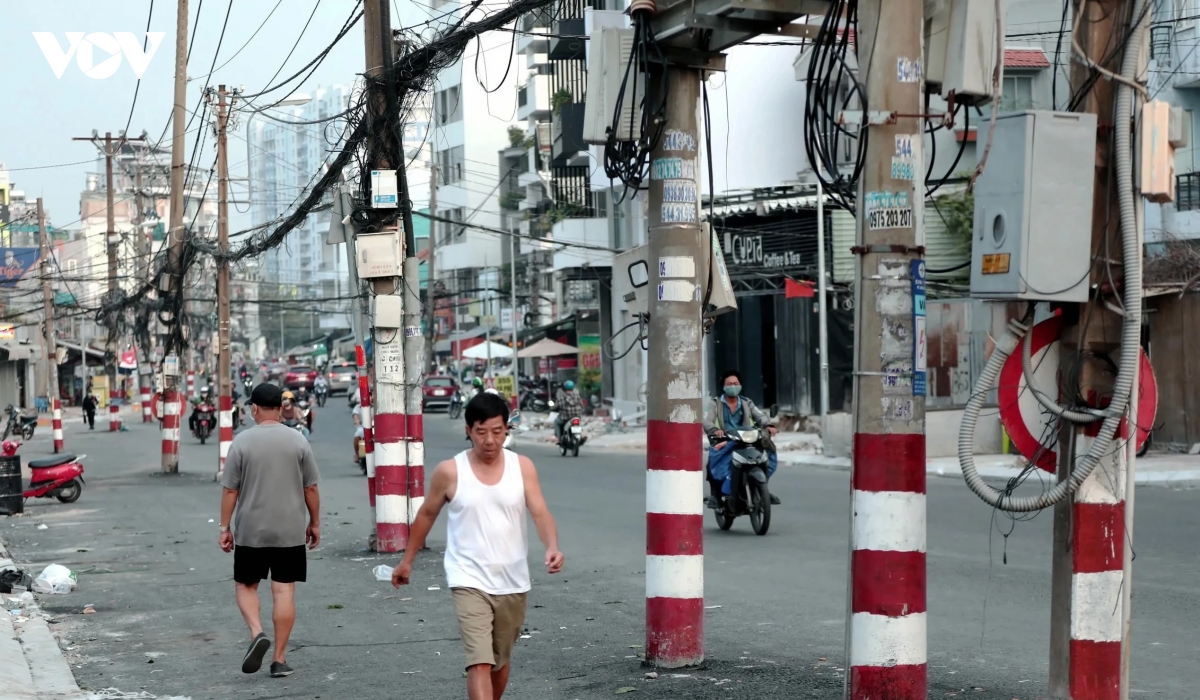 TP.HCM: Đường nghìn tỷ rộng thênh thang, trụ điện "nghênh ngang" giữa dòng xe