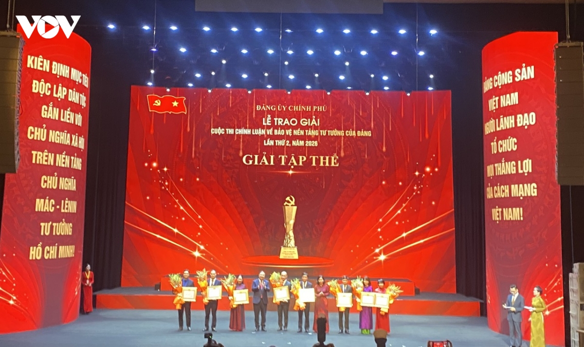 Dang uy chinh phu trao giai cuoc thi chinh luan bao ve nen tang tu tuong cua Dang hinh anh 2