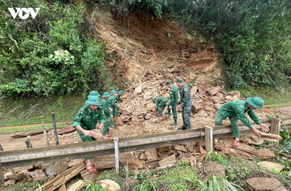 bo doi bien phong son la ho tro khac phuc sat lo, tac duong do mua lon hinh anh 2