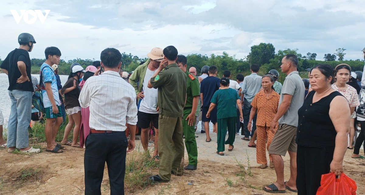 be-trai-12-tuoi-duoi-nuoc-tu-vong-khi-choi-o-ben-song-bo.jpg