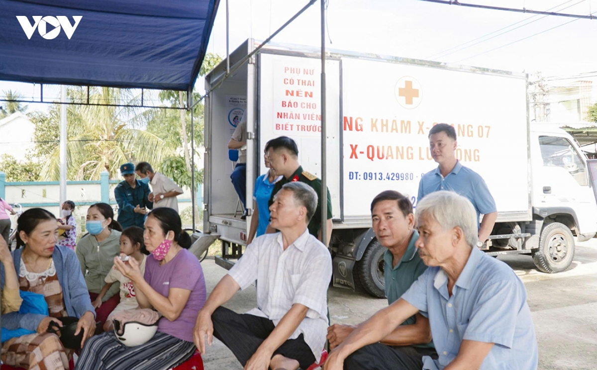 Dua bac si ve kham suc khoe cho hon 4000 nguoi dan xa dao tam hai, tp Da nang hinh anh 4